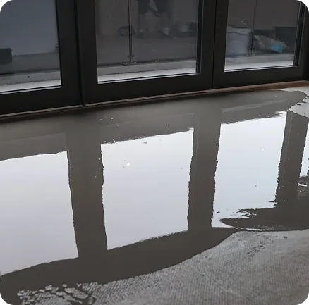 Net geëgaliseerde, spiegelgladde vloer voor een glazen pui