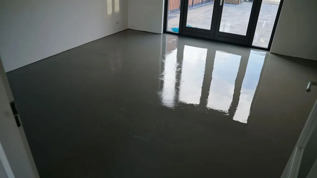Net uitgegoten vloer waarin de ruimte weerspiegelt