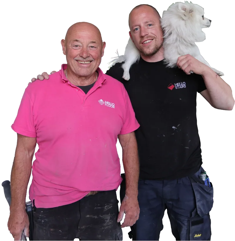 Twee vakmensen van het familiebedrijf, een van hen met een hondje op de schouder