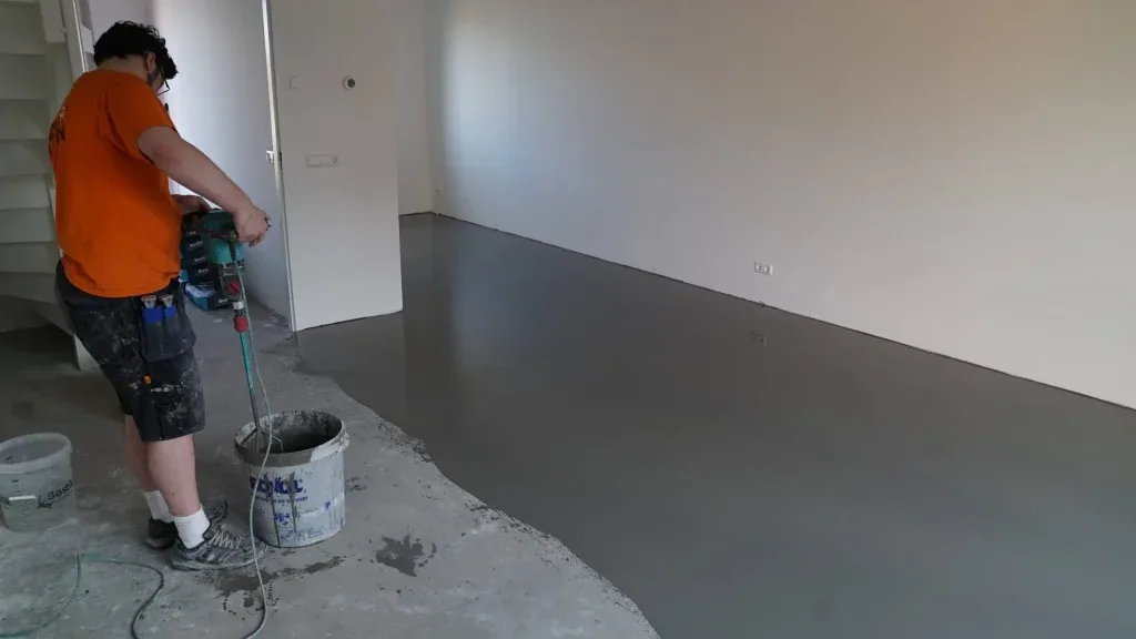 Vakman mengt egaline in een lege woning