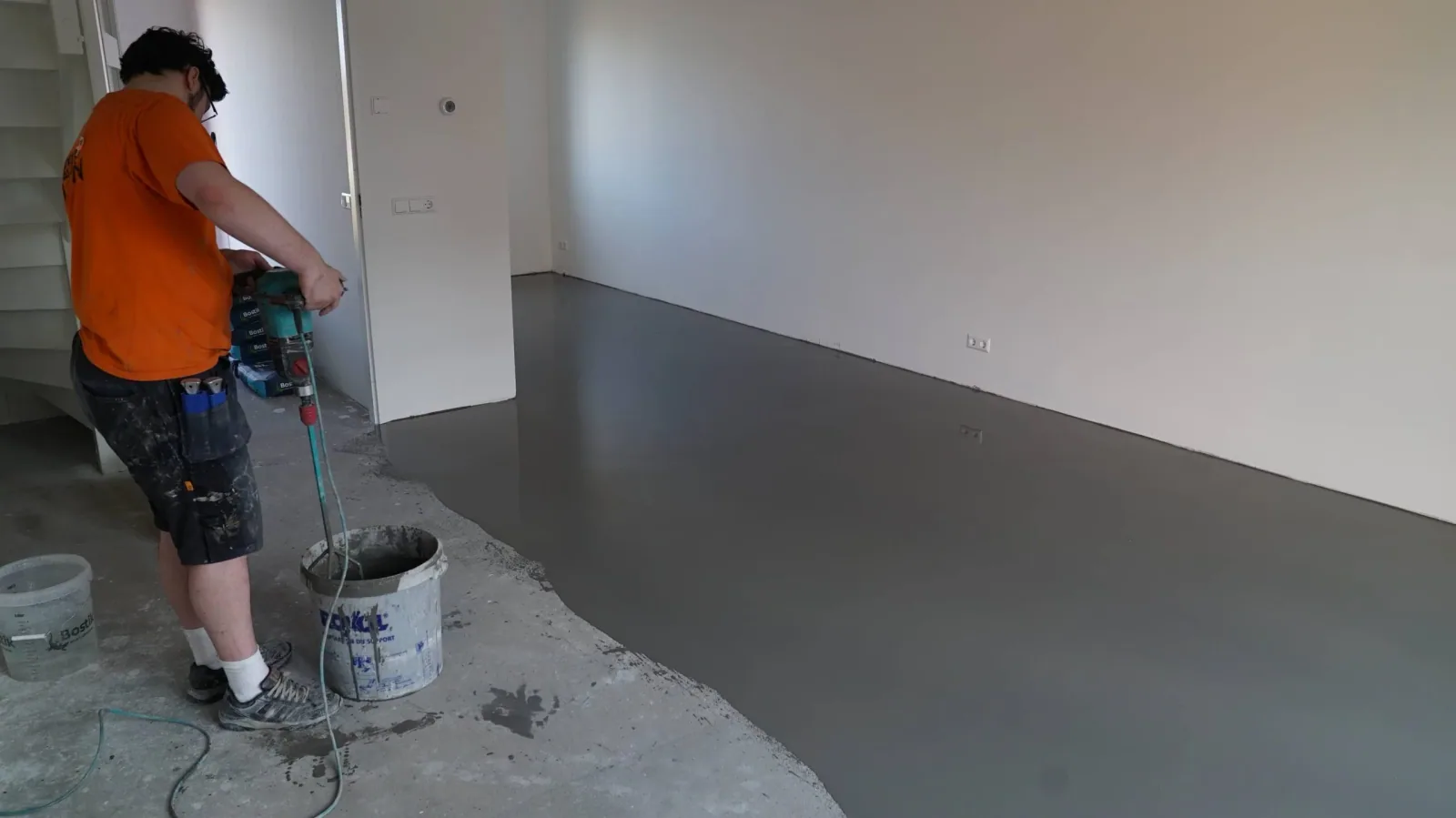 Vakman mengt egaline in een lege woning