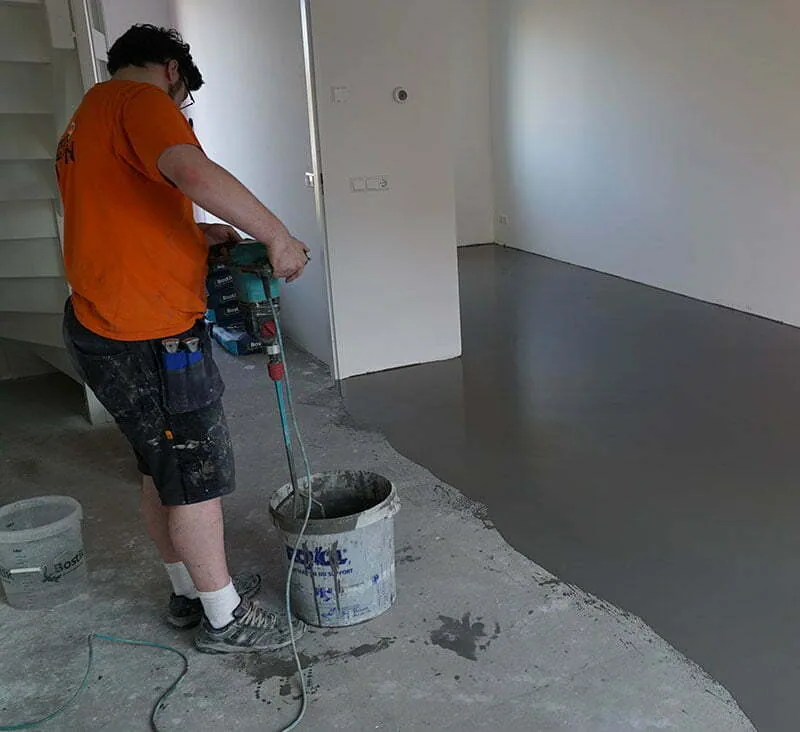 Vakman mengt egaline in een lege woning